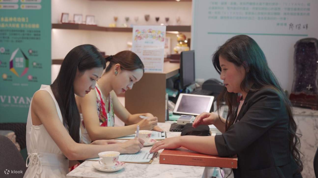 Complete el formulario de consulta de salud. Cada miembro del personal ha sido capacitado profesionalmente para comprender su situación de salud actual y planificará una experiencia de baño de roca personalizada para usted.